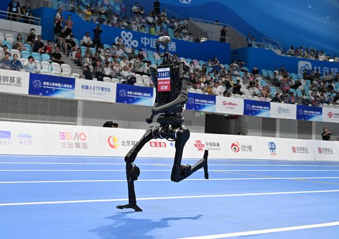 王兴兴：用遥控追求极致速度；蔡浩宇AI游戏上架2719元｜极客早知道ayx爱游戏appSam Altman：AI存在泡沫；宇树机器人夺金(图8)